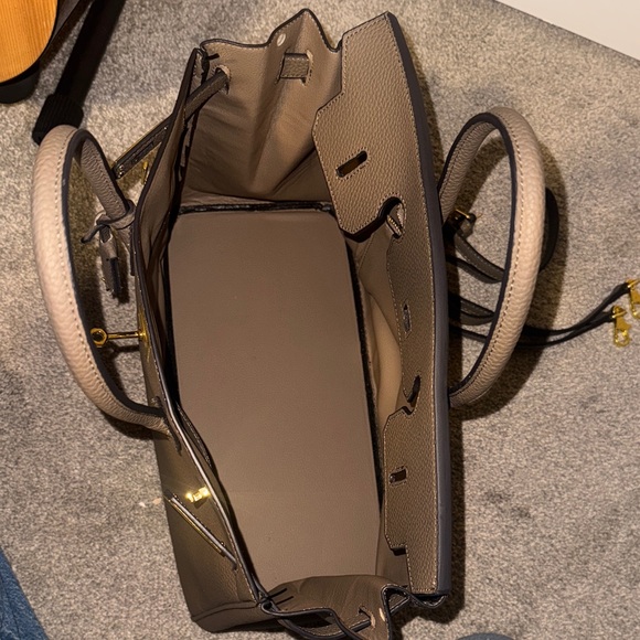 Elegant Brown Leather Handbag - Picture 2 of 7